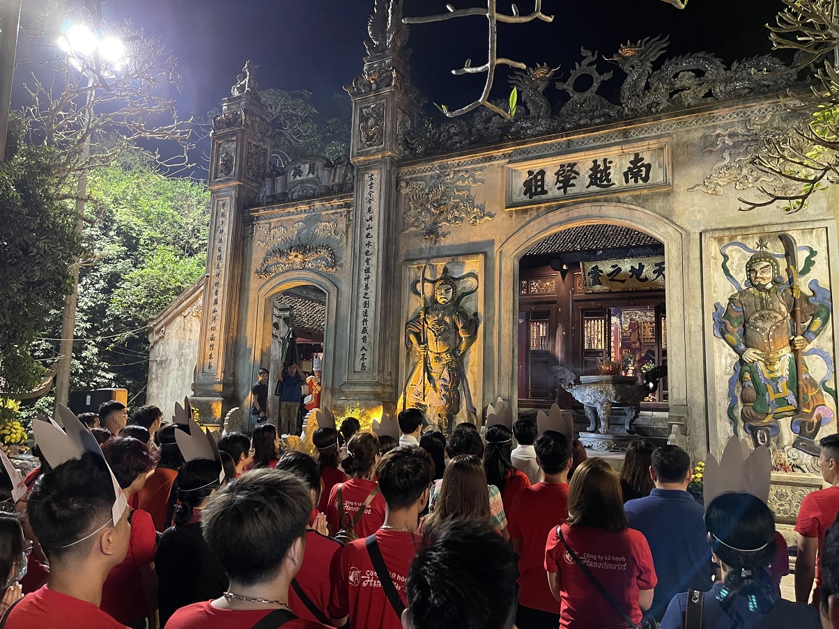 Du khách cùng doanh nghiệp tham gia tour đêm dâng hương tại Khu di tích lịch sử Đền Hùng